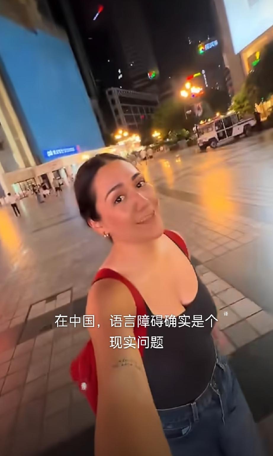 南美网红向她同胞展示“怎么不用翻译器在中国点餐”……但结果是中国收银员掏出了翻译
