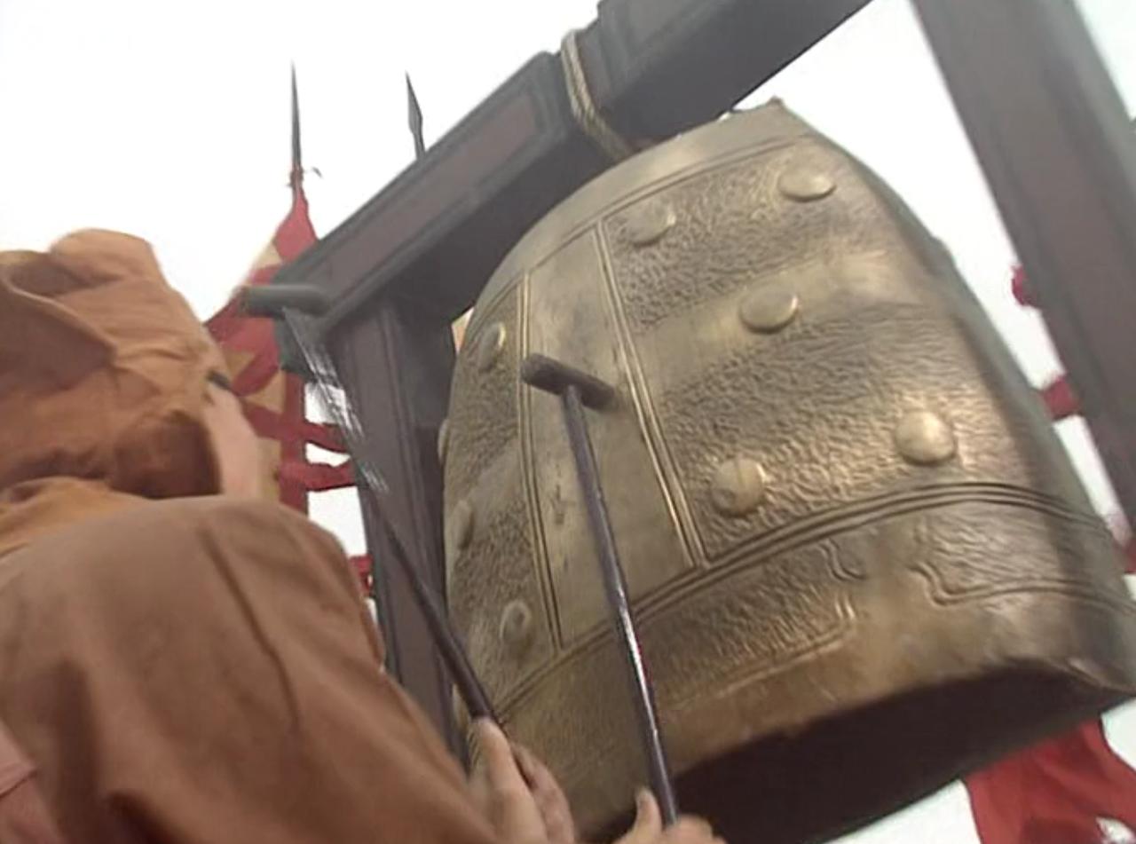 还是鸣金的活好干呀，一鸣金，兵士就要撤回。鸣金的士兵敲一会儿钟就行了。
而擂鼓助