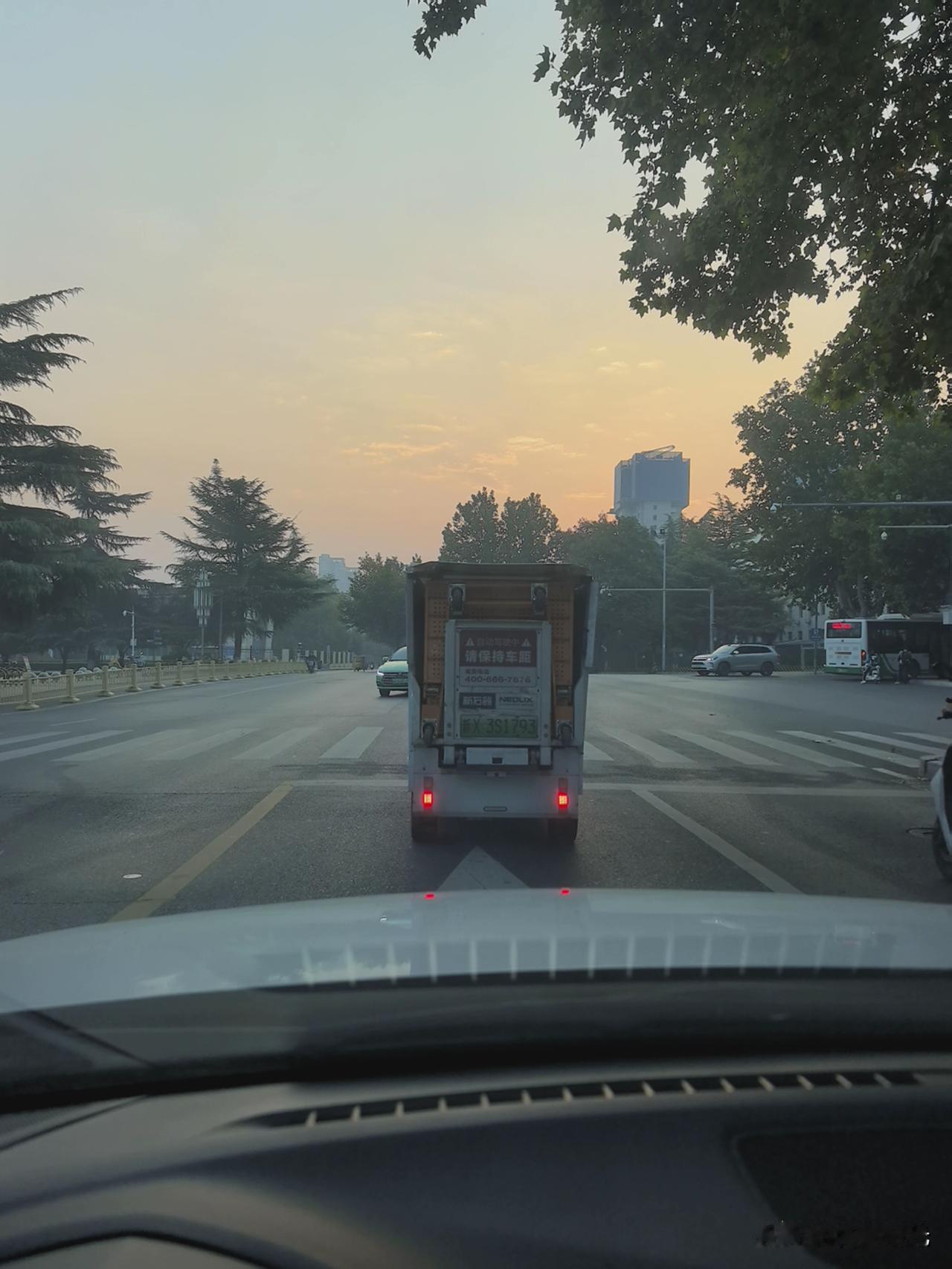 东方欲晓，太阳还没有升起，当晨曦刚刚漫过长安大街小巷，城市开始从睡梦中渐渐苏醒。