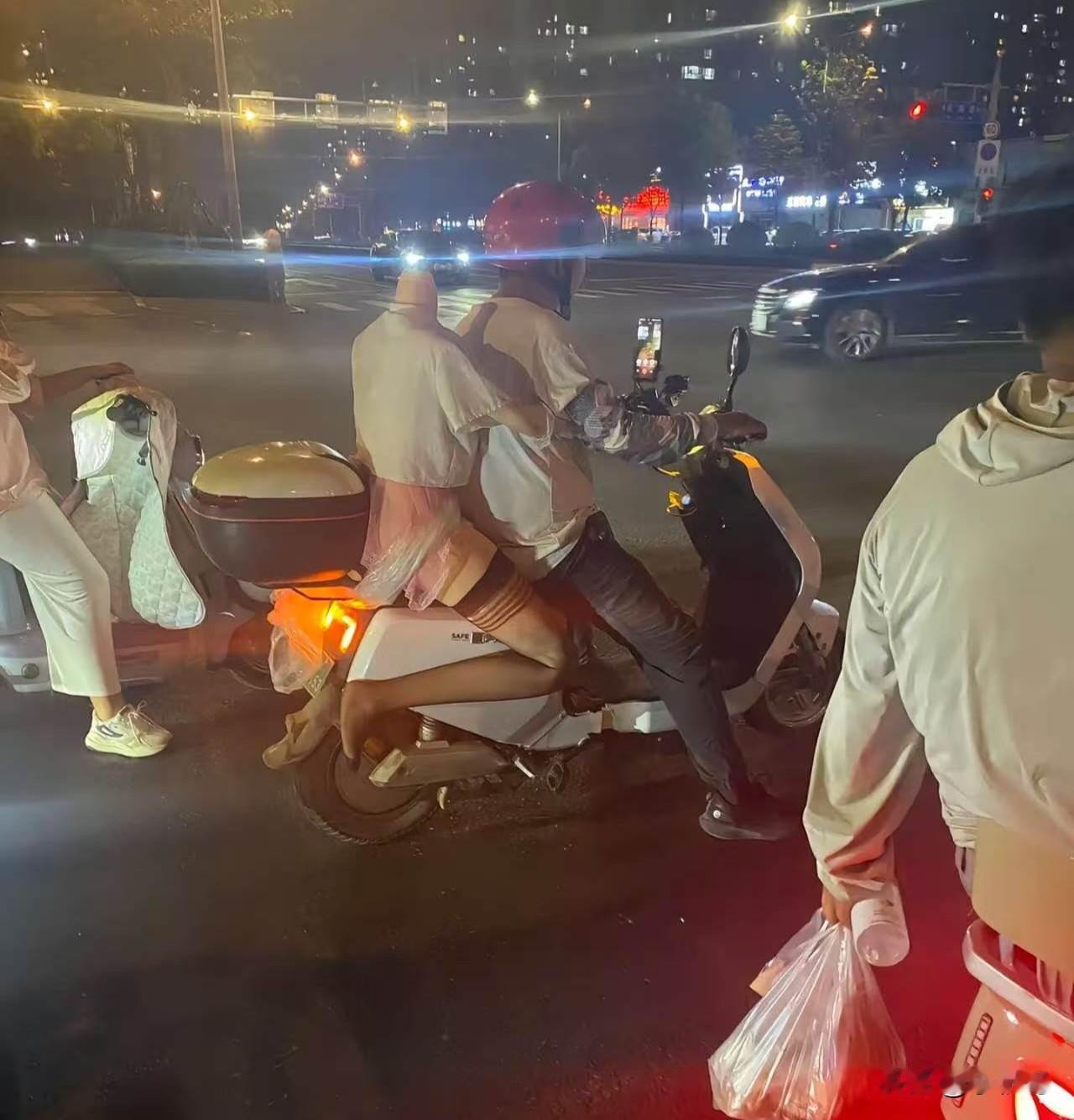 骑车带人怎么可以不带头盔