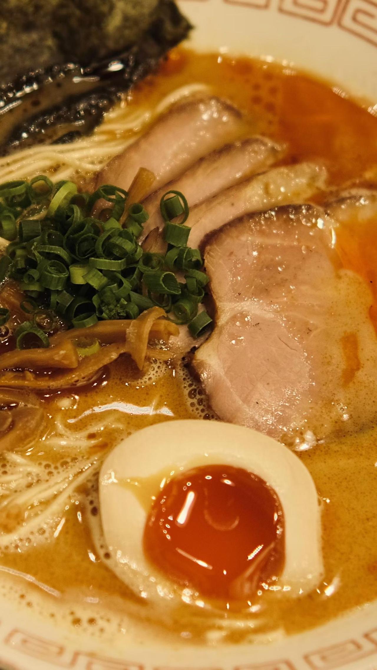 有一个问题，
为什么，面馆卖面条的时候，
溏心蛋是半个呢？

为什么不放一个呢？