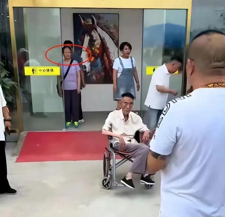 杨少华走了他的保姆是最伤心的人

昨天杨议冒着大太阳天推着老爹暴晒剪彩的时候，杨