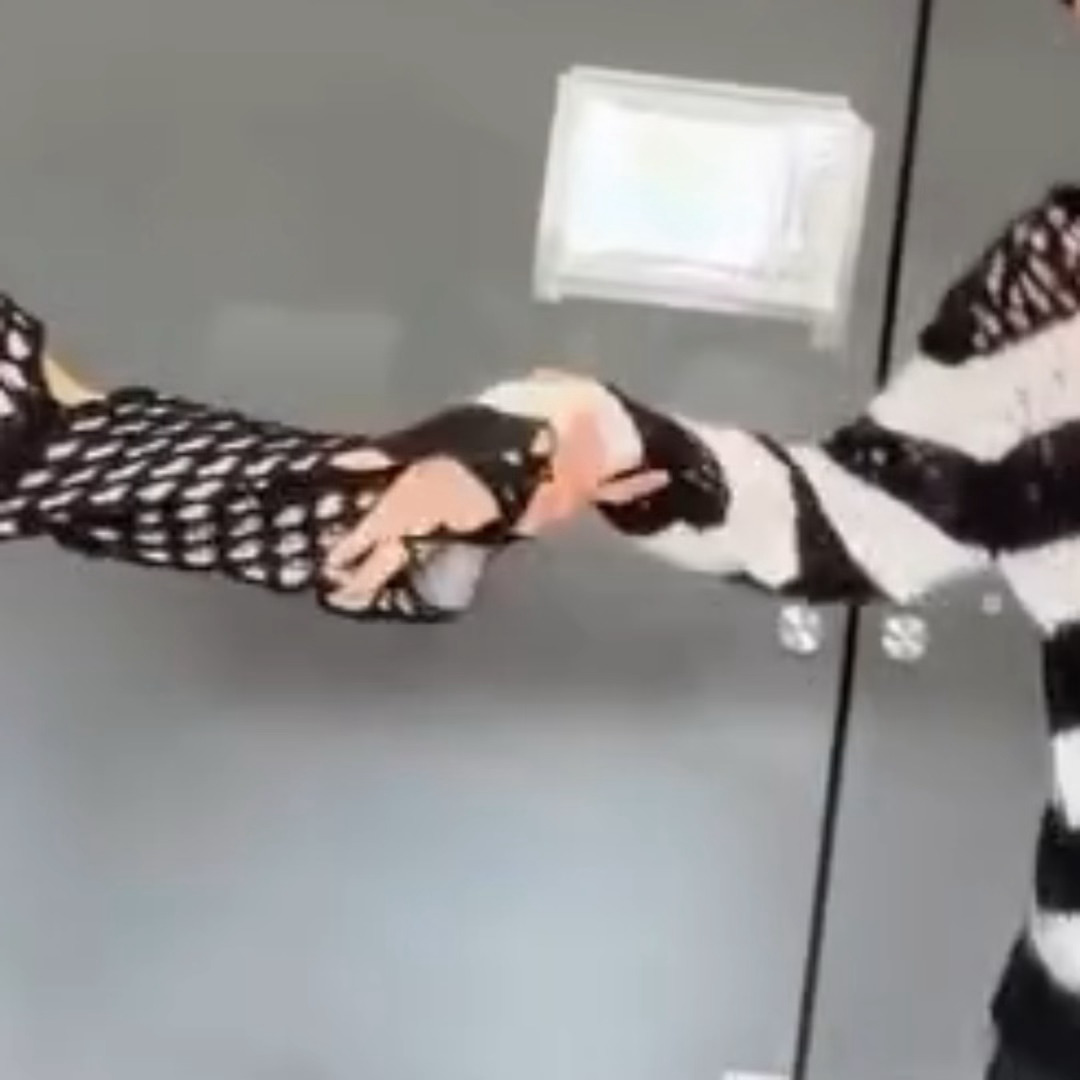 妹妹的手像偶像剧一样充满少女故事地搭上去了 