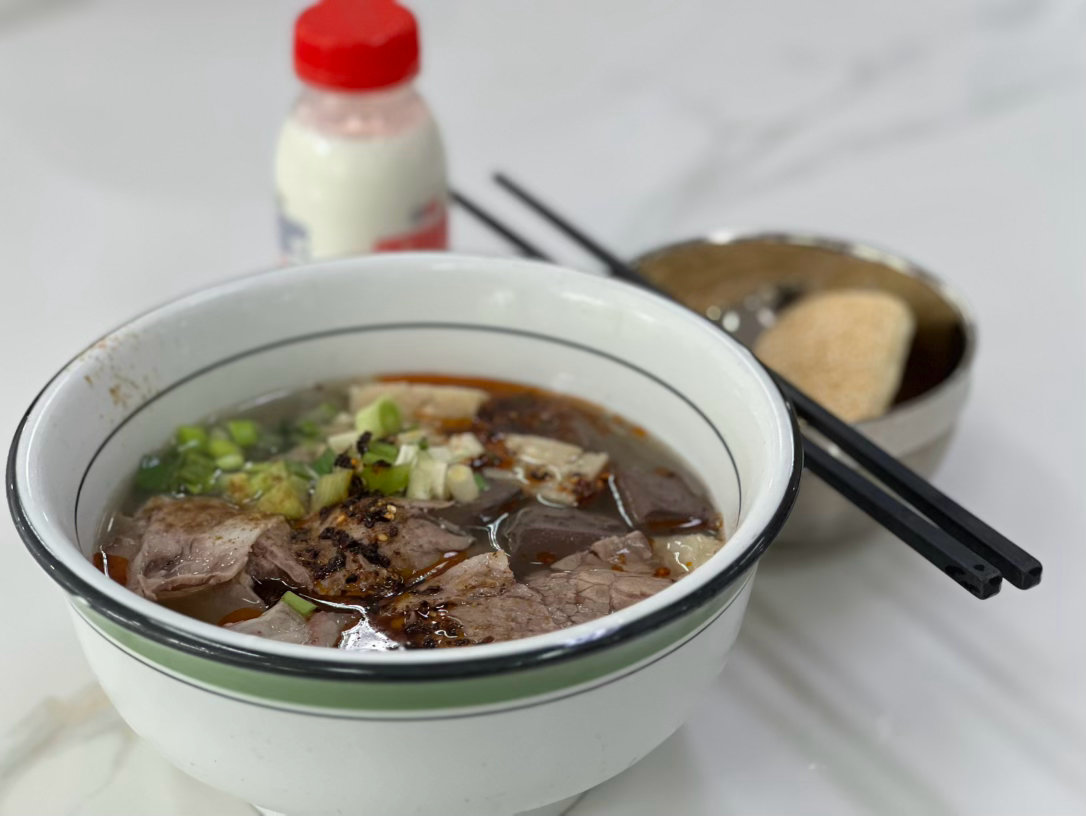 中午在食堂用餐，选了一个供餐杂项：鸭血牛肉粉丝汤。一碗下去，满头大汗，有饱腹感。