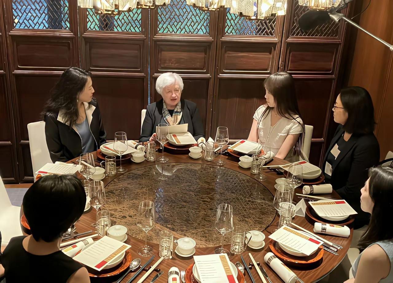 网友问《北京折叠》的作者是郝景芳，你为什么要去跟耶伦吃饭？

郝景芳回答说耶伦是