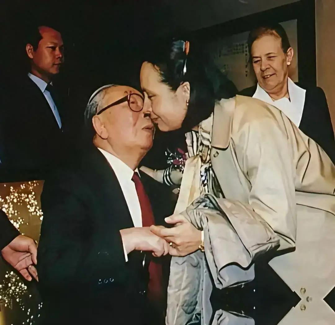 1987年，蒋经国病重，女儿蒋孝章回台探亲时的一幕，当时蒋经国面部浮肿，坐在轮椅
