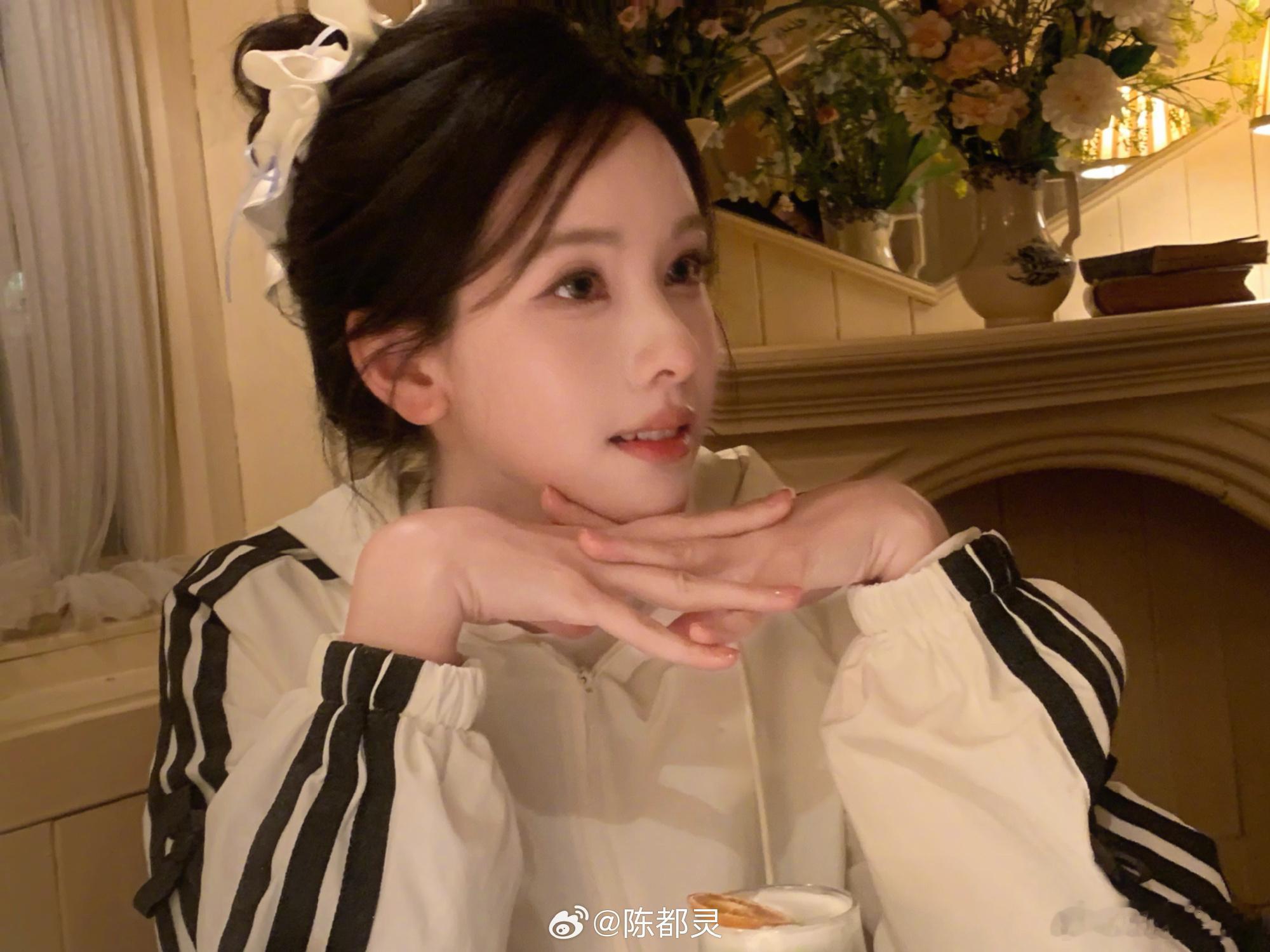 陈都灵钓得周翊然冷脸暗爽冷脸人设算是在楚朝面前彻底破功，亲手披上披风是下意识的温