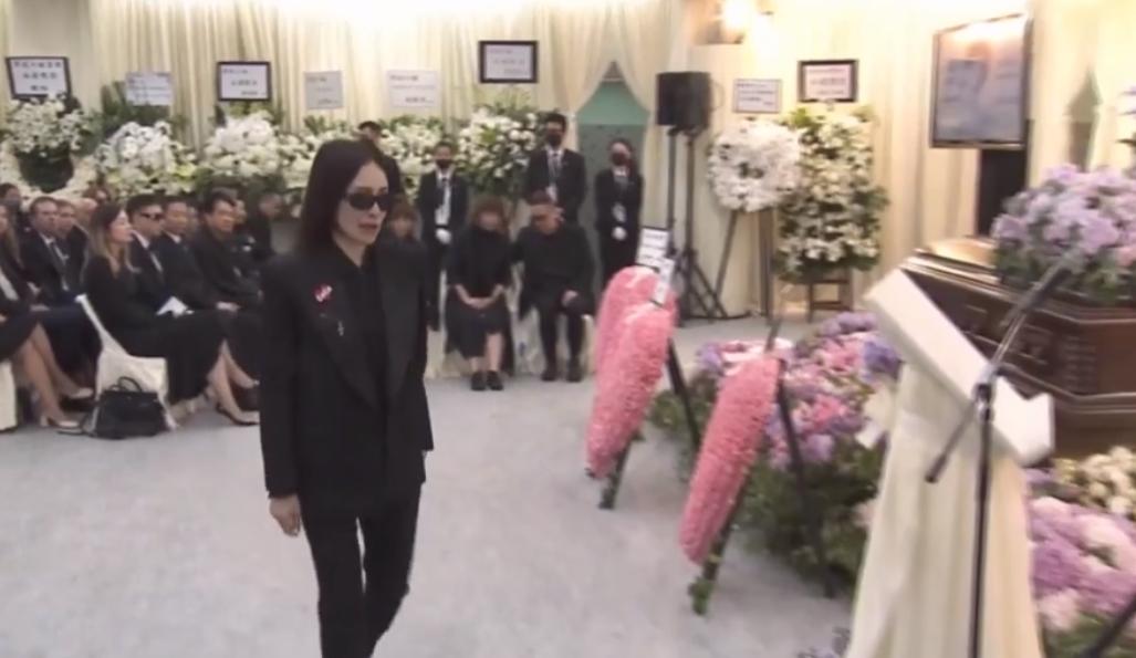萧亚轩在李玟的追悼会上泪崩。她坦言，李玟不仅是她少女时期的偶像，也是进入娱乐圈后
