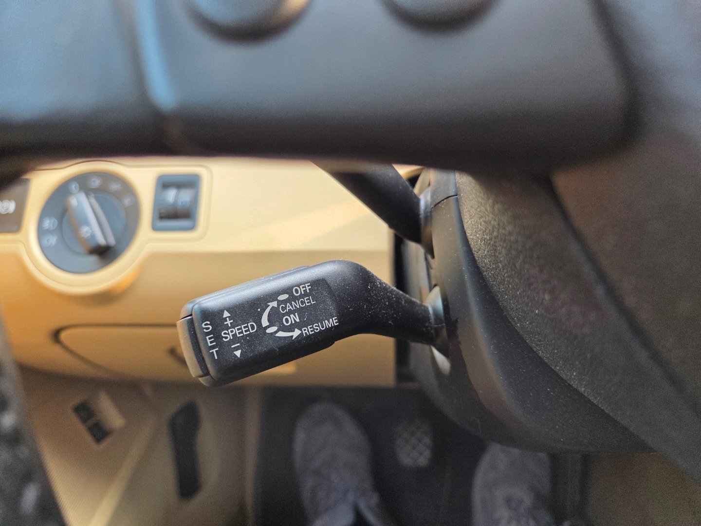 手动档配巡航定速，本来是个很好的舒适配置。怎奈现在智驾开多了，开了巡航以后老以为