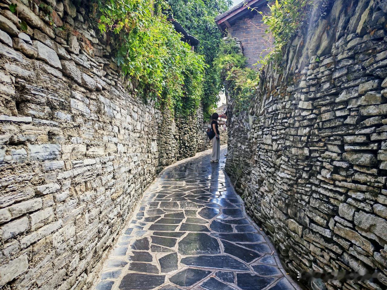 旅居贵州安顺，今日前往青岩古镇游玩。逛完古镇后便自驾顺路返回安顺。

昨天从黔灵