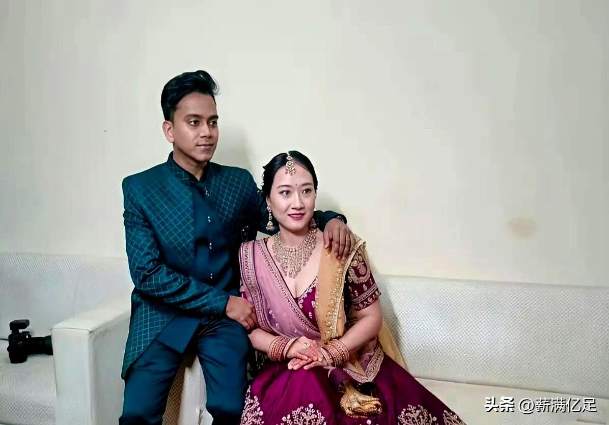 鼓声一阵高过一阵时，花花一个人走进印度的婚礼场，台下看不到大连来的面孔。
没有爸