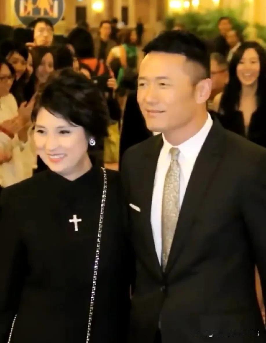 戚美珍真是优雅从容的中年人啊，她从不刻意打扮，化妆和整容都跟她无关，这种自然美才