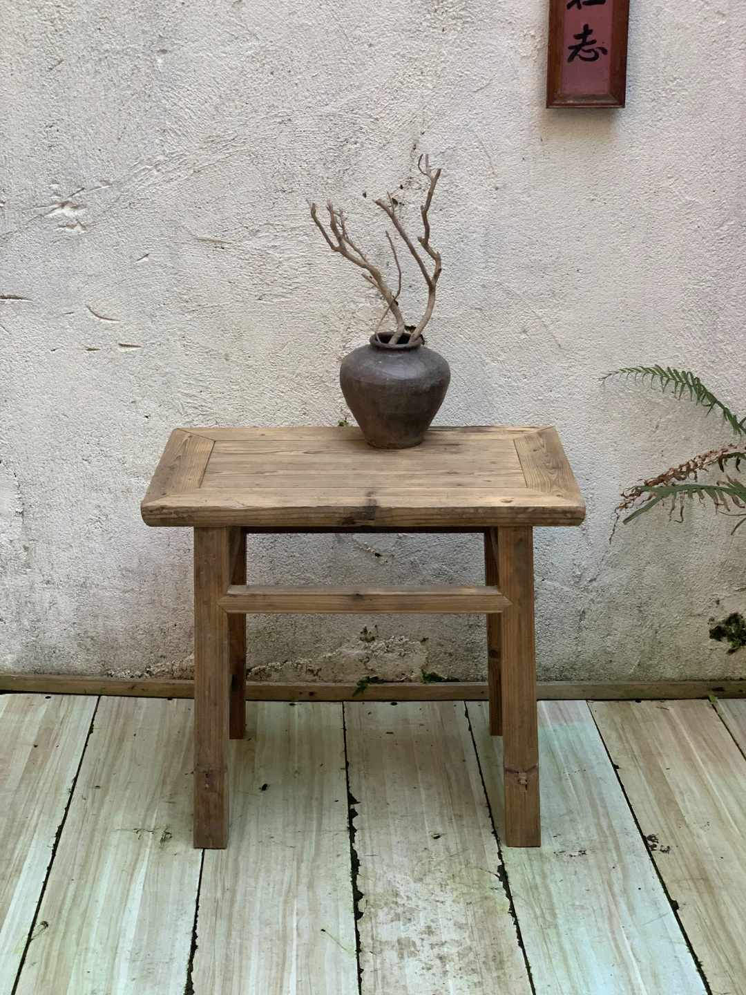 老书桌、原木色；民宿极简侘寂软装家具。