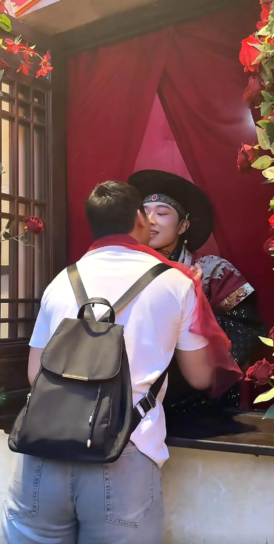 真替葛仙村NPC小黄鱼觉得委屈，

好好的趣味互动怎么就被扣上擦边的帽子了。其实