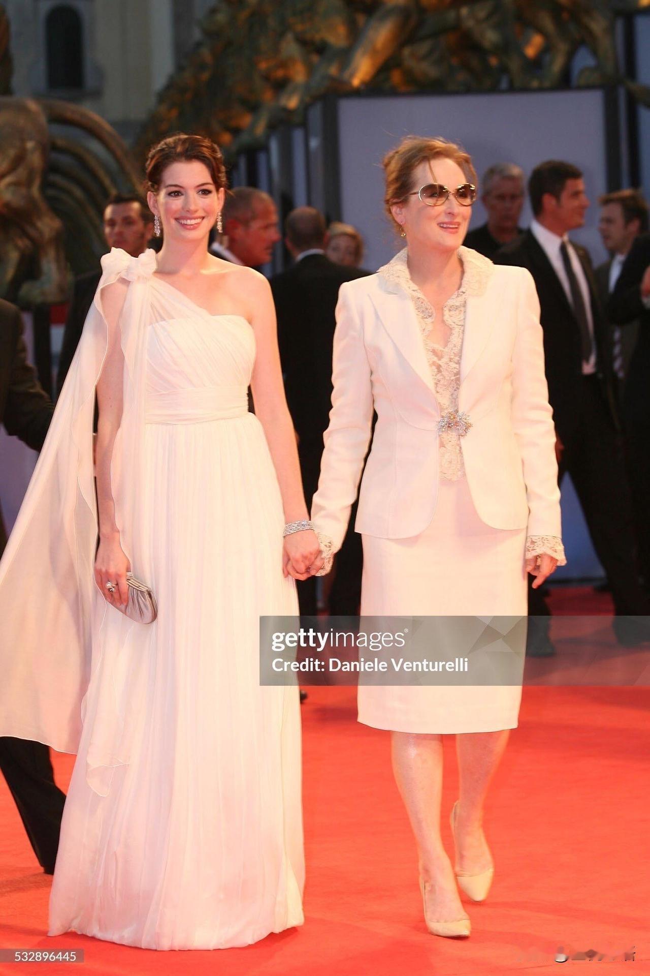 《穿普拉达的女王》的梅姐安姐这波梦幻联动！
这排面简直堪比世纪婚礼
清场入场仪式