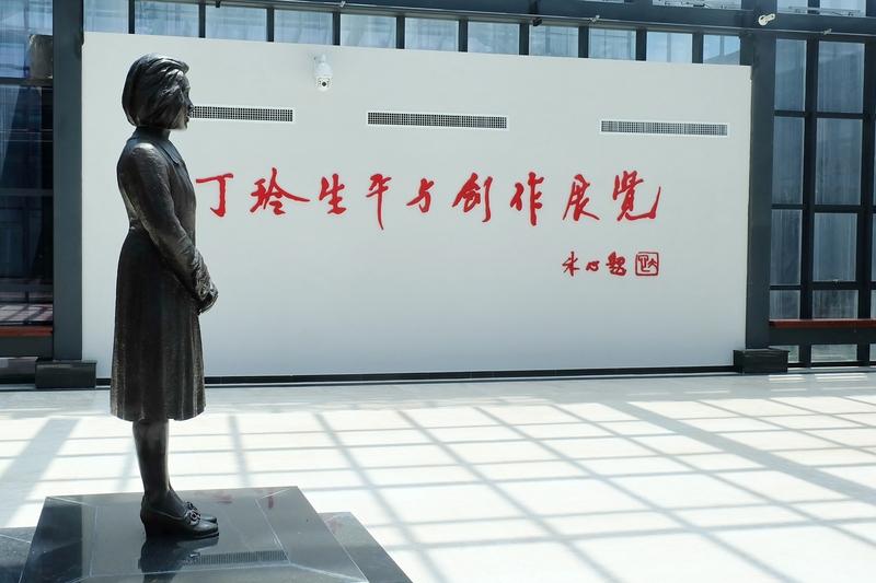1937年的延安，33岁的女作家丁玲与20岁的下属陈明相遇。丁玲的豪迈与才华吸引