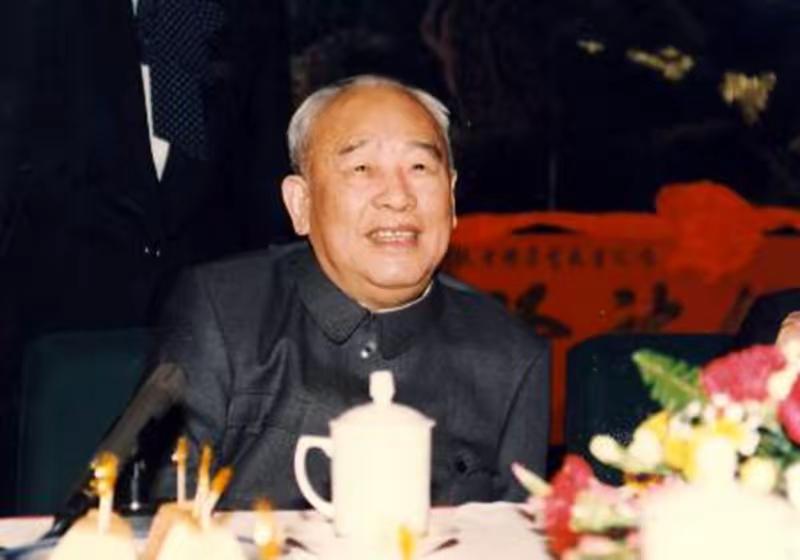 开国中将、独臂将军、时任总政治部主任余秋里，1983年回江西吉安老家探亲时，对指