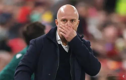 卡拉格：斯洛特只剩一周时间挽救帅位了，未来三轮至少拿7分本周中的欧冠联赛，利物浦