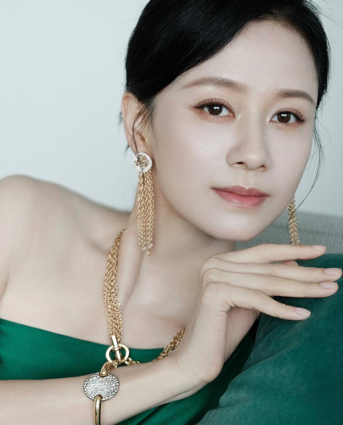 好奇查了一下倪虹洁前夫
原来这个人早就劣迹斑斑

才懂她前半生有多让人心疼，这人