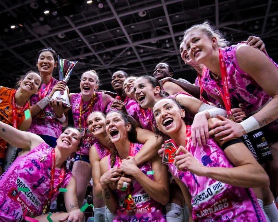 朱婷 冠军团队合影📸朱婷留洋第七季