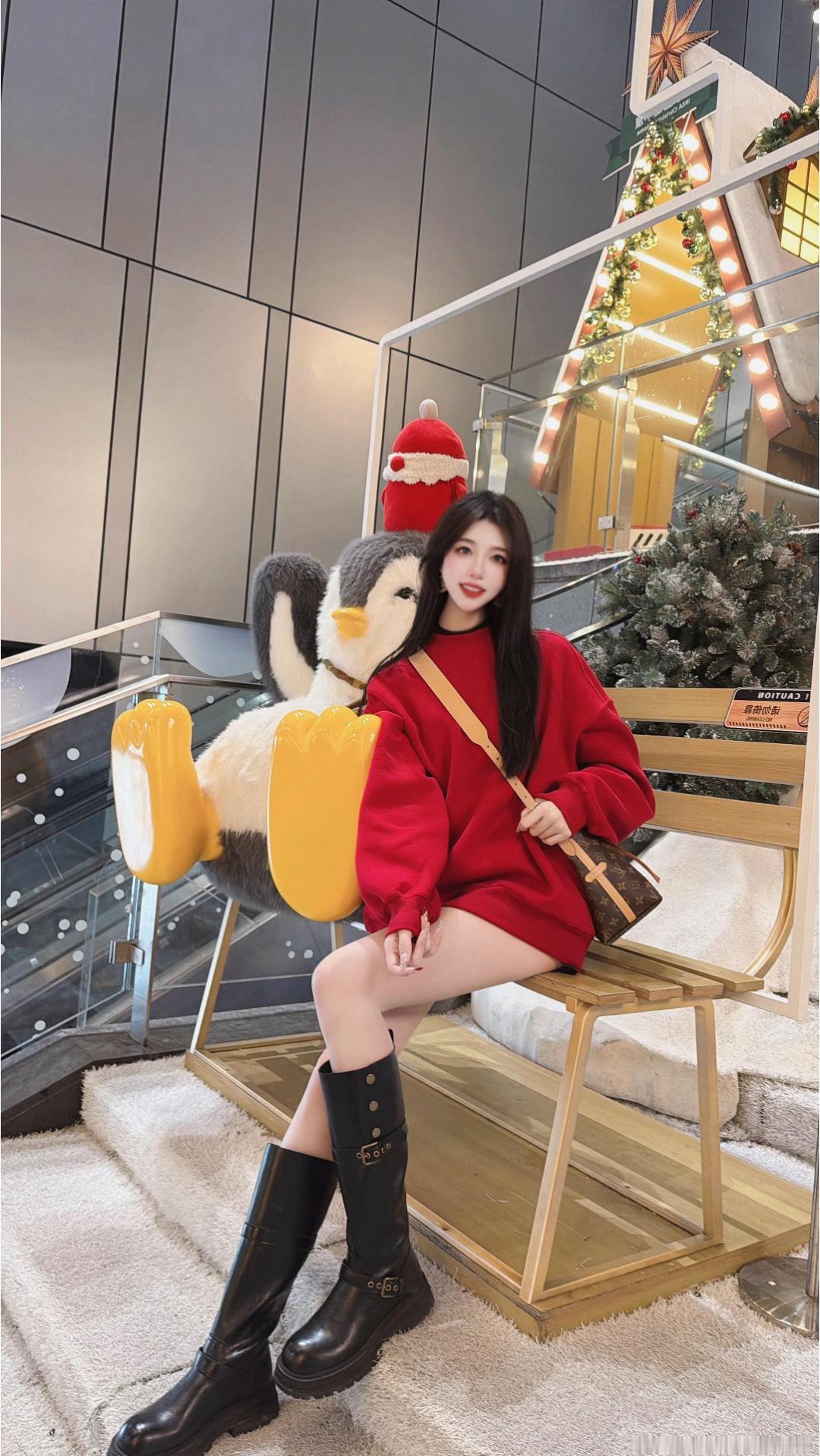 |||
我 164/94 斤，这件红色卫衣是加绒的棉料，贴身穿不闷汗，宽松版型藏