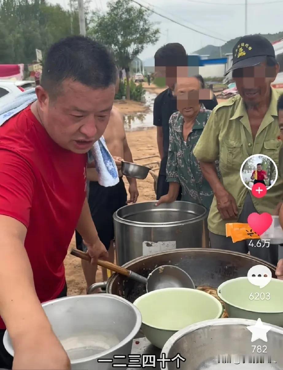 “河南漂流哥”在葫芦岛救灾，一边盛着面条，一边给老百姓道歉:对不起，今天做的面条