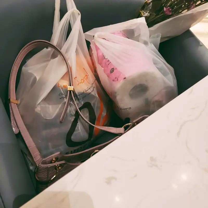 亲家有没有钱，还真能从一些习惯看出来。长期缺钱的亲家，大多有这3个穷喜好。
一是