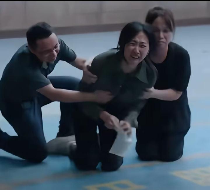 越看越恶心，剧情里女群演刚刚失去丈夫，是亲友上前安慰的悲情场面，结果这位男群演借