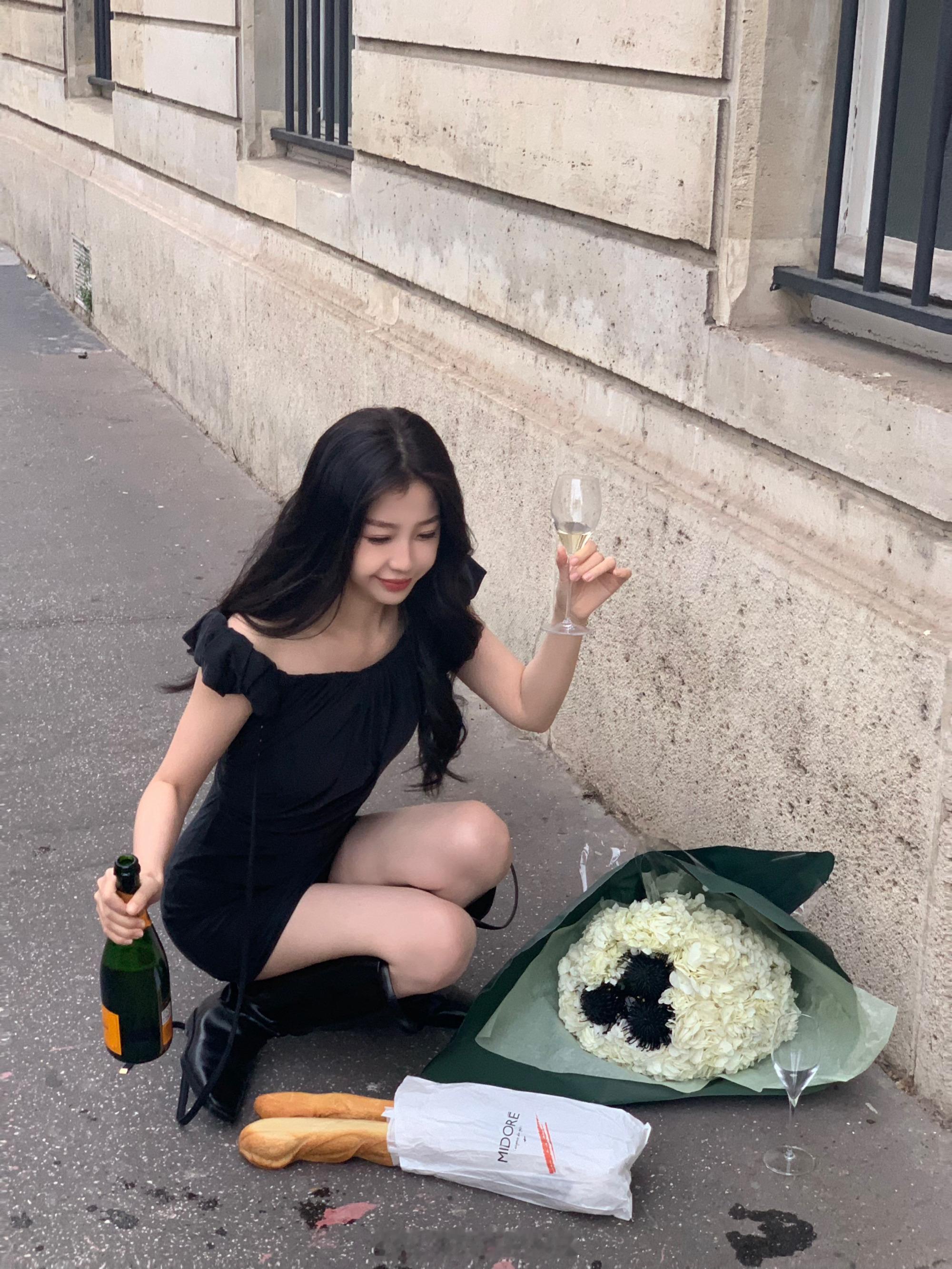 虞书欣浪漫街拍巴黎惬意的午后 ​​​