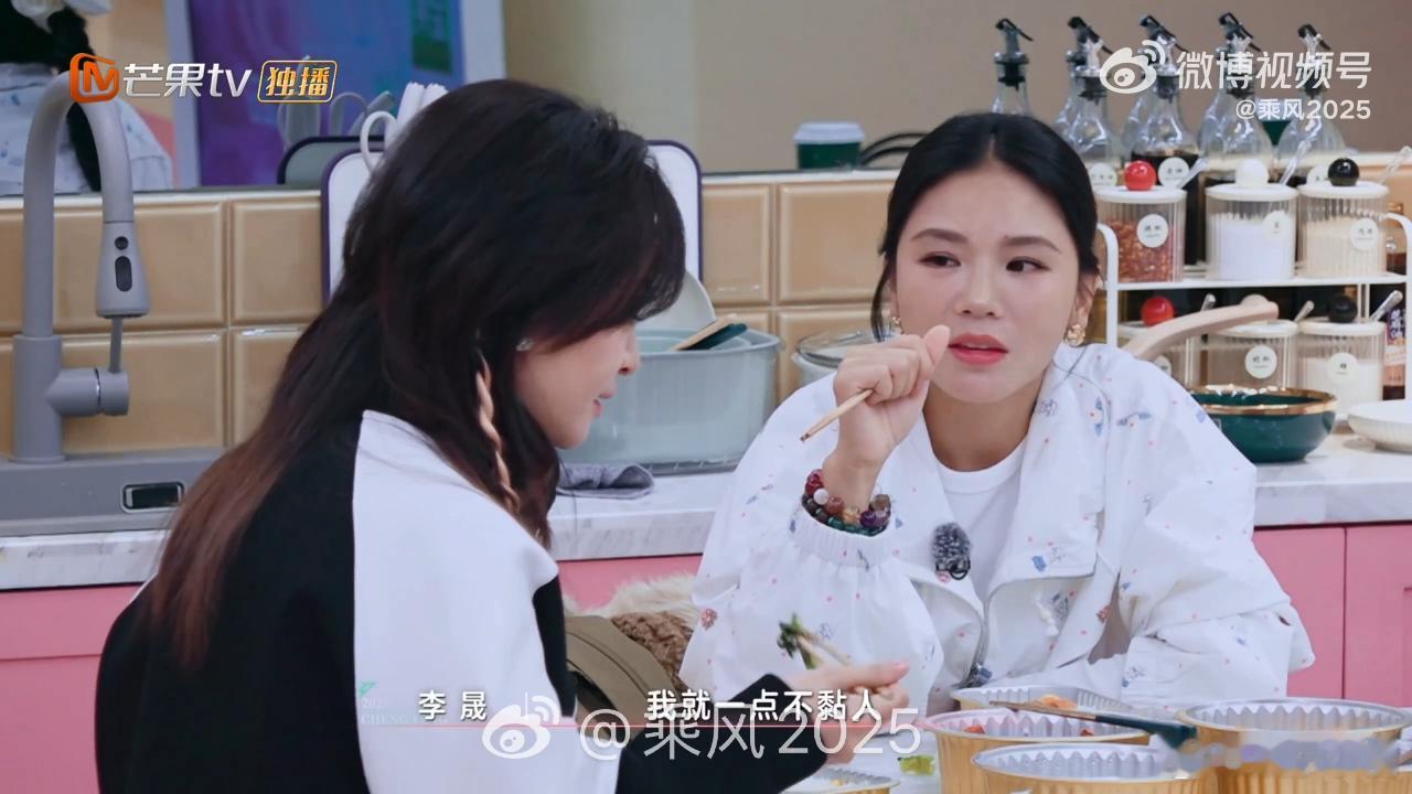 李晟称李佳航一直在配合我李晟我一点都不粘人 李晟称李佳航一直在配合我 自己是比较
