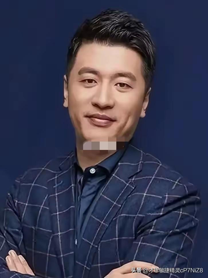 直播时张雪峰自述：我结婚那天，高中同学一桌全空，不是人缘差，是现实太扎心。
​主