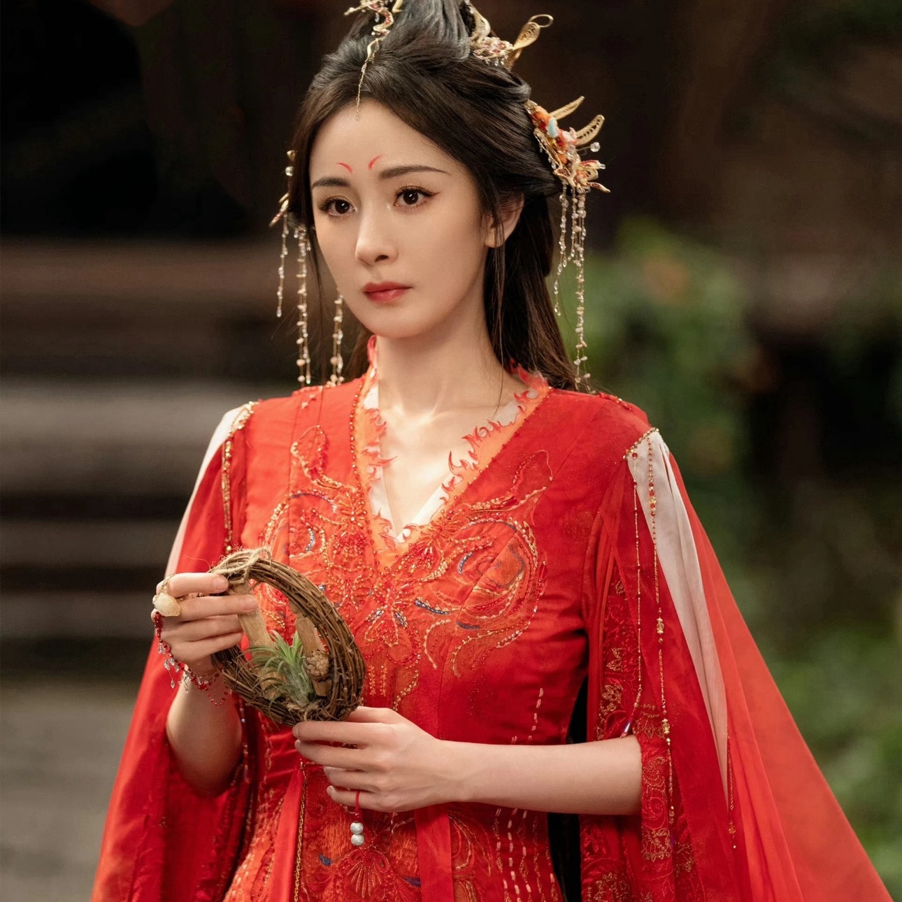 杨幂 你有我这只狐狸就可以了大秘密你不要跑我抓到你的狐狸尾巴了这一身红色真的很灵