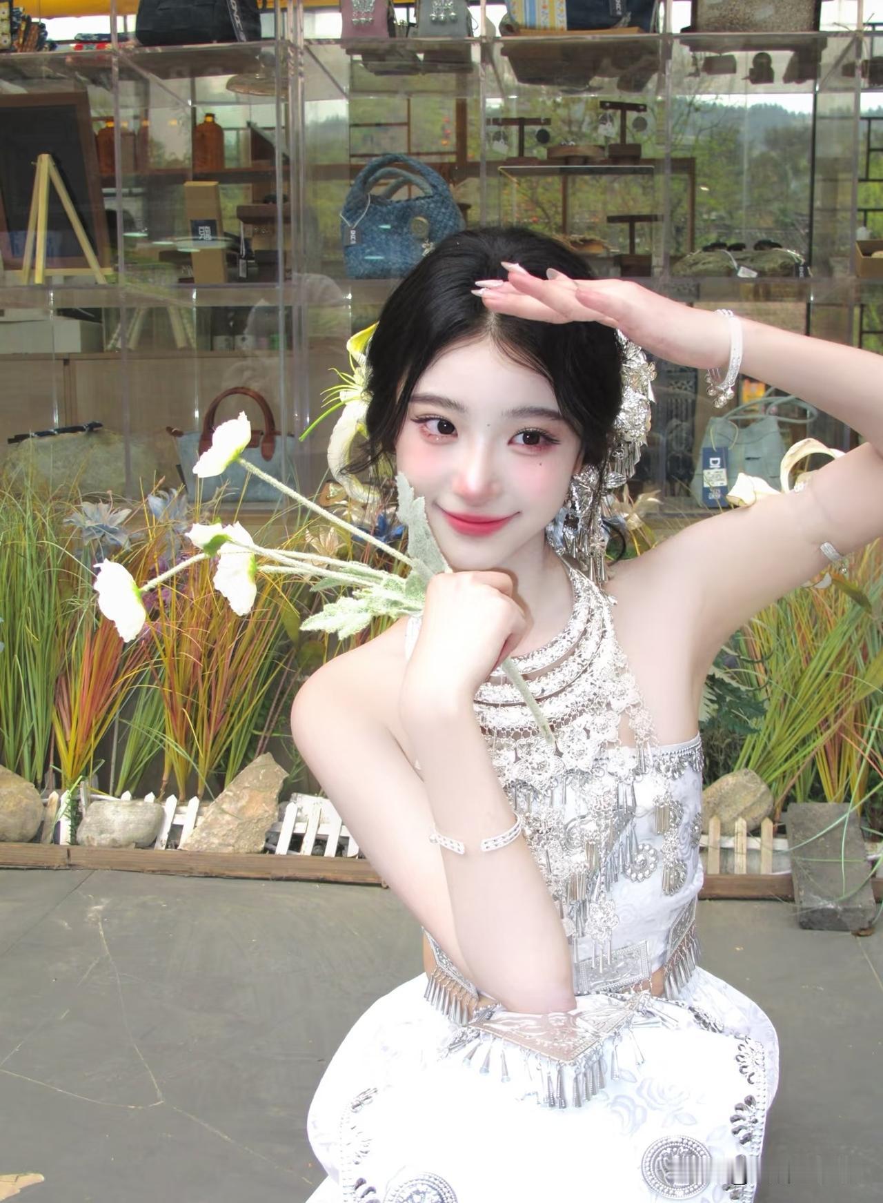 梦幻仙境中的优雅少女，银饰与自然相映成趣。