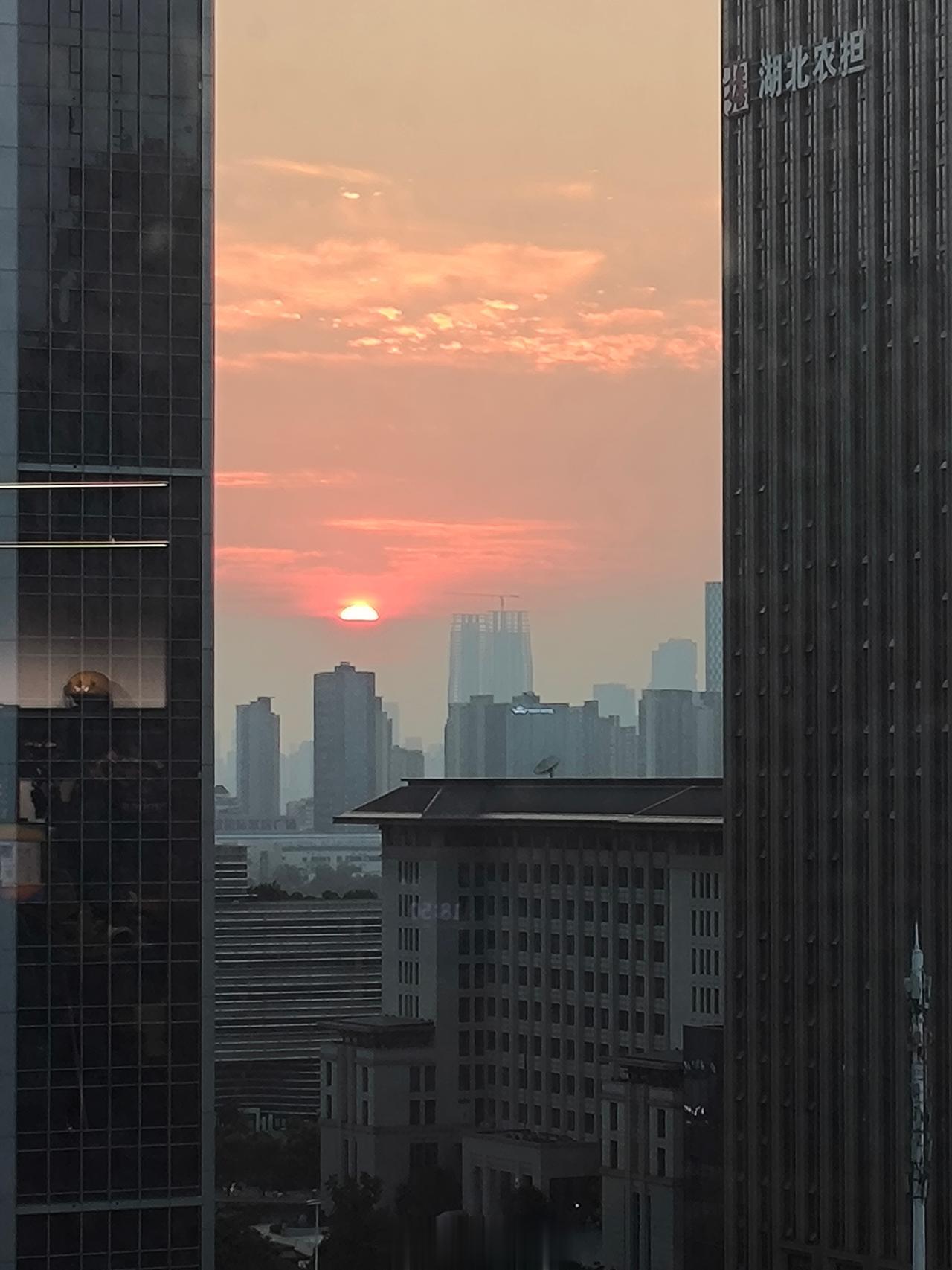 傍晚看到窗外日落，随手用Redmi K60至尊版拉到5倍隔窗拍了一张（窗户固定的