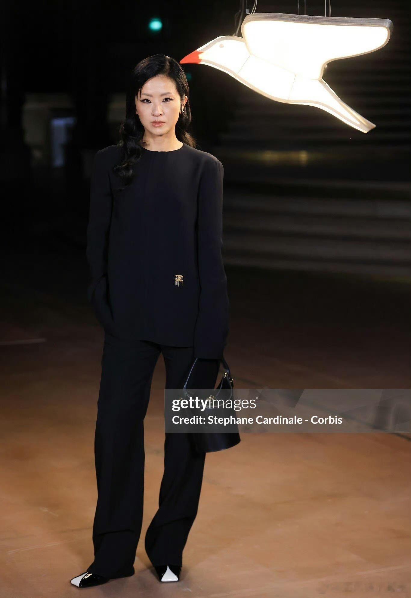 陈奕迅妻子女儿一起看秀徐濠萦和女儿出席香奈儿大秀 陈奕迅妻子徐濠萦女儿陈康堤一起
