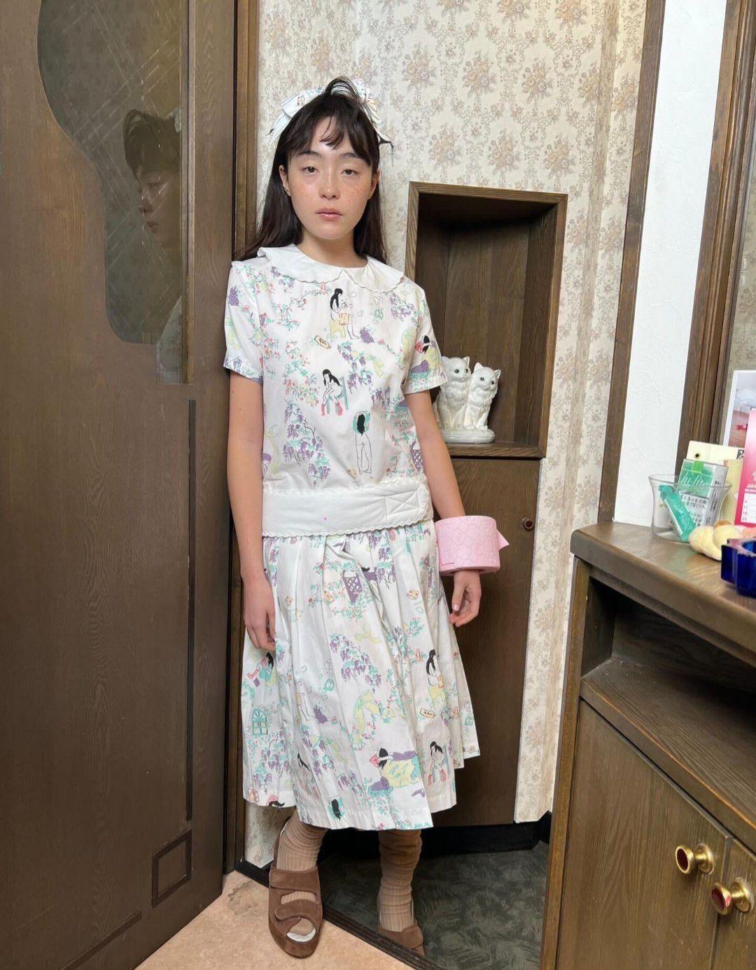 🌸碎花裙藏着旧时光的絮语✨，木柜映着少女心事📸。复古是场不落幕的梦啊～