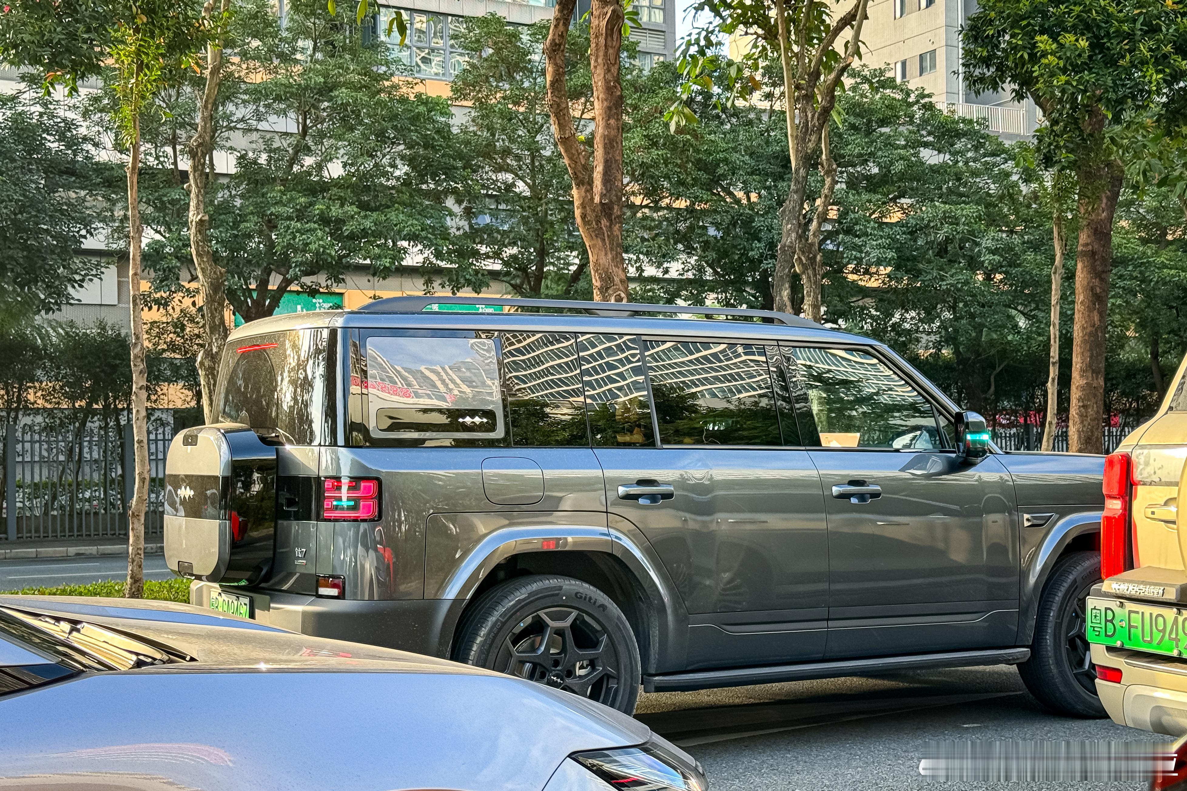 方程豹钛7 这造型和尺寸卖 20 万确实可以，销量这么好也就能理解了。而且早上我