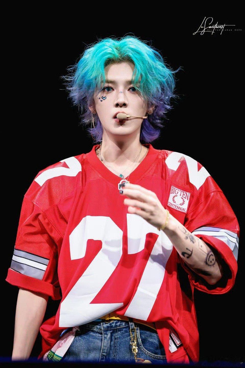 鹿晗卷毛小鹿造型 不允许还有人没看过今晚的卷毛小鹿~咱们鹿晗的造型是越来越百变了