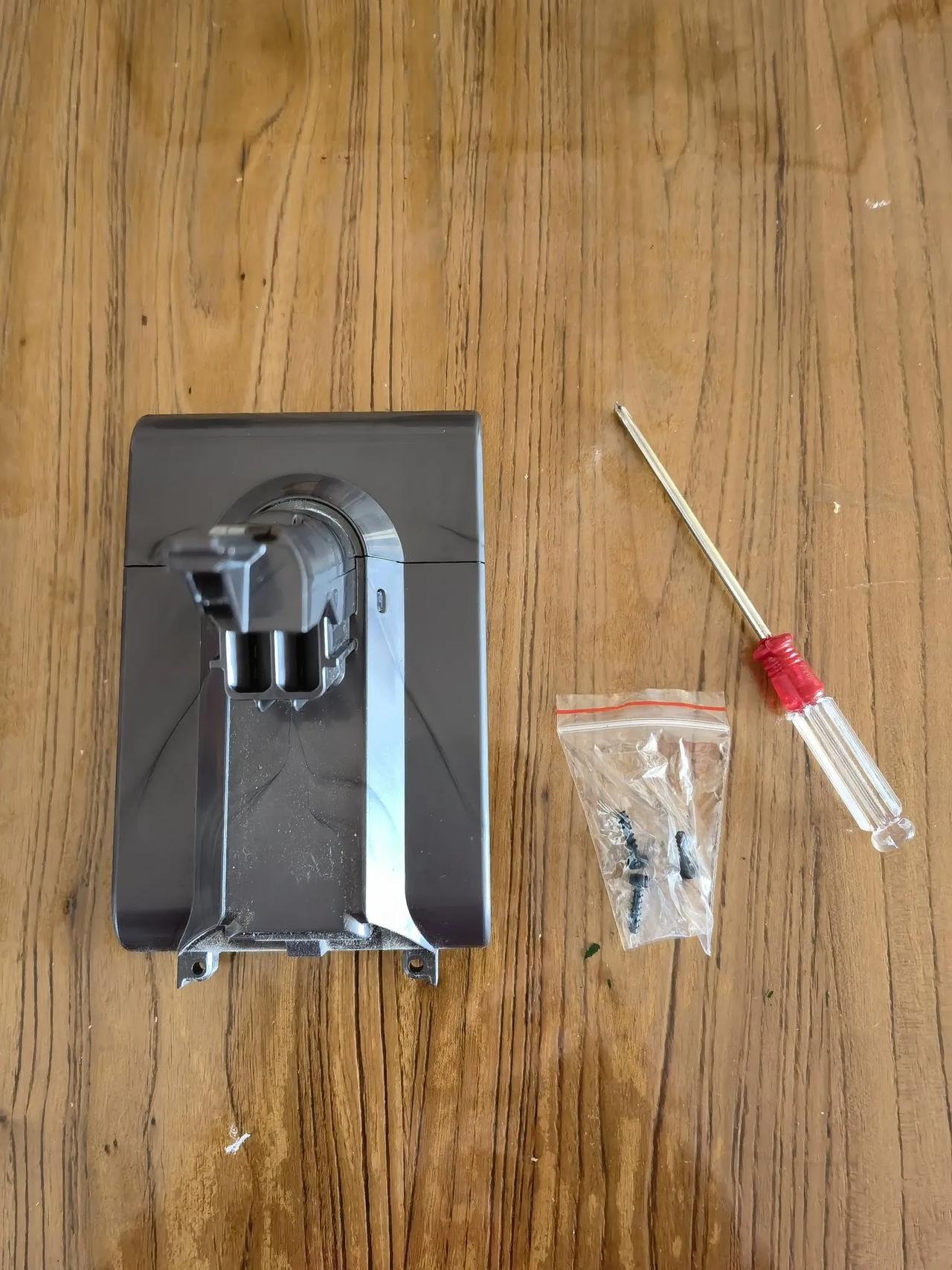 戴森V7用了不到4年，没电了联系了客服过了保修期，送到维修中心两个方案:需要更换