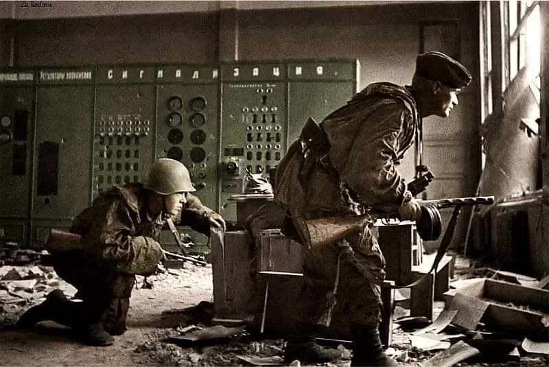 1942年，第1031炮兵团的两名苏联侦察兵正从沃罗涅日地区的一家广播...