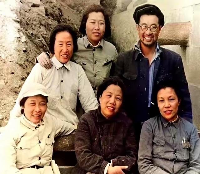 40年代延安窑洞的一张合影，我敢打赌，认识三位以上，绝对是历史课代表，我立即拜你