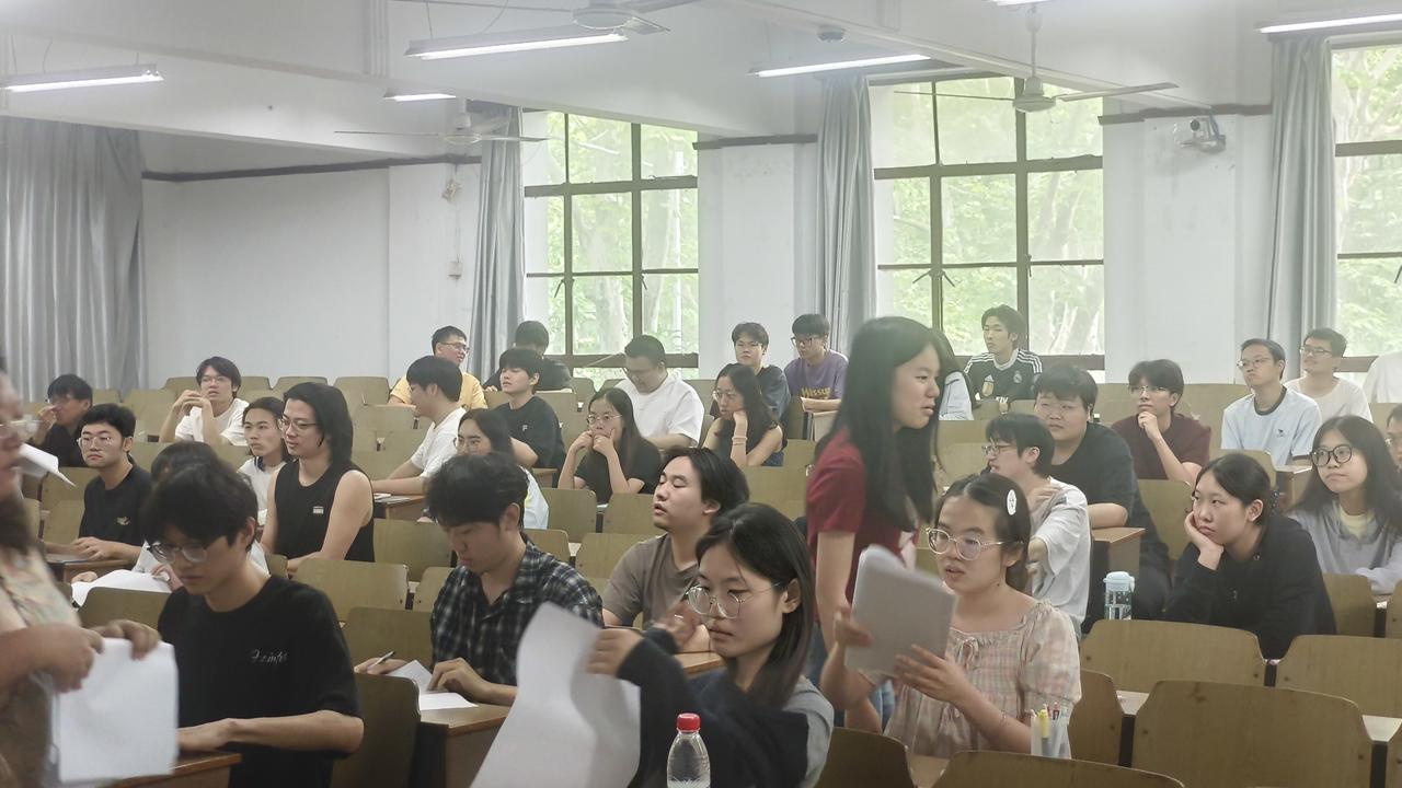 又是一年暑假在即，眼下南京各高校正进入期末考试阶段。