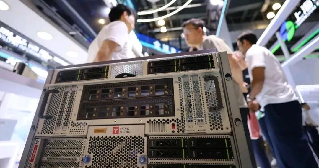 该说不说今天的摩尔线程在科创板上市真的是太精彩了，一度暴涨近470%，市值更是突