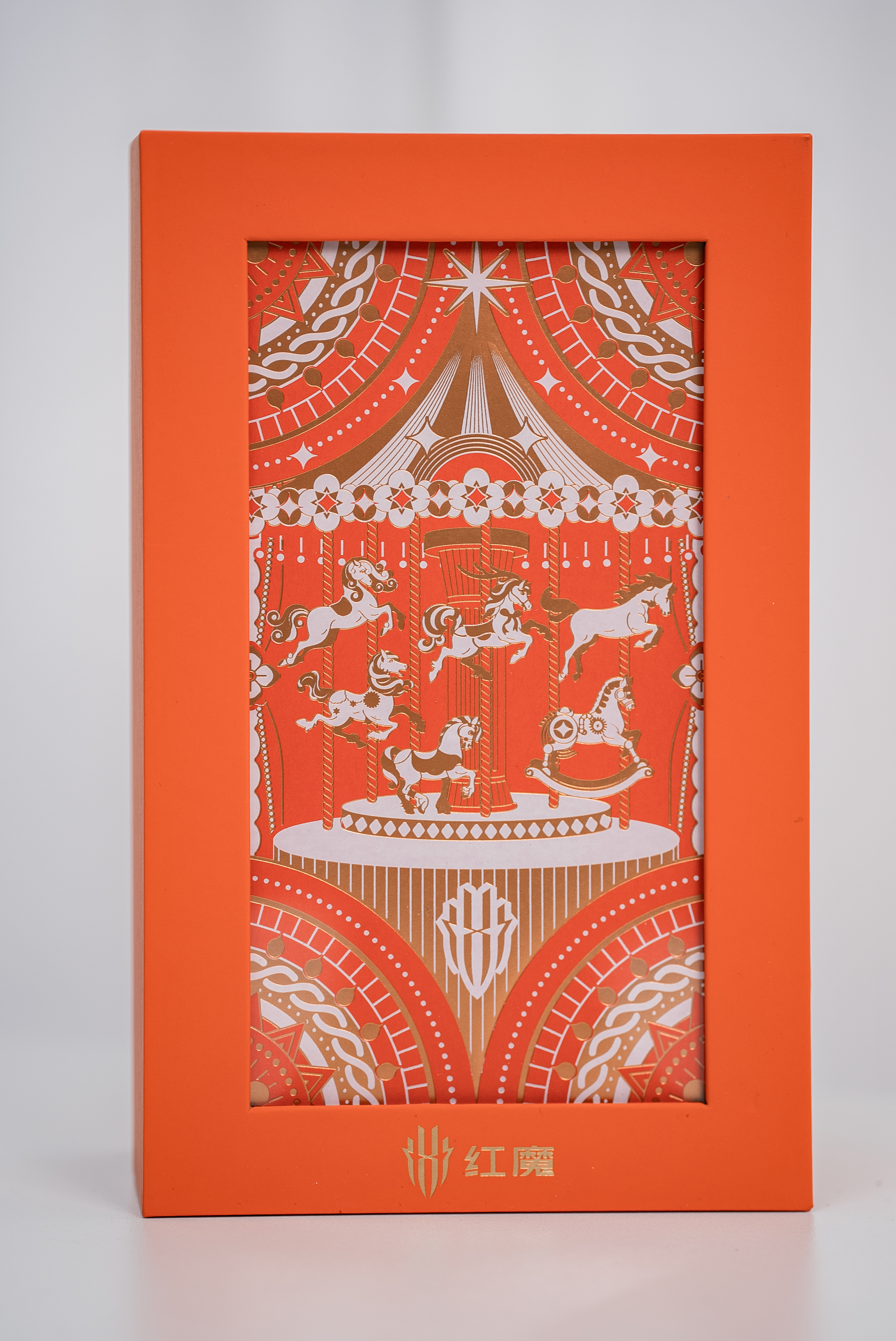 感谢红魔的新年礼盒~和红魔一贯的实用风格一样，不光有马年的剪纸台历，还有扑克牌、