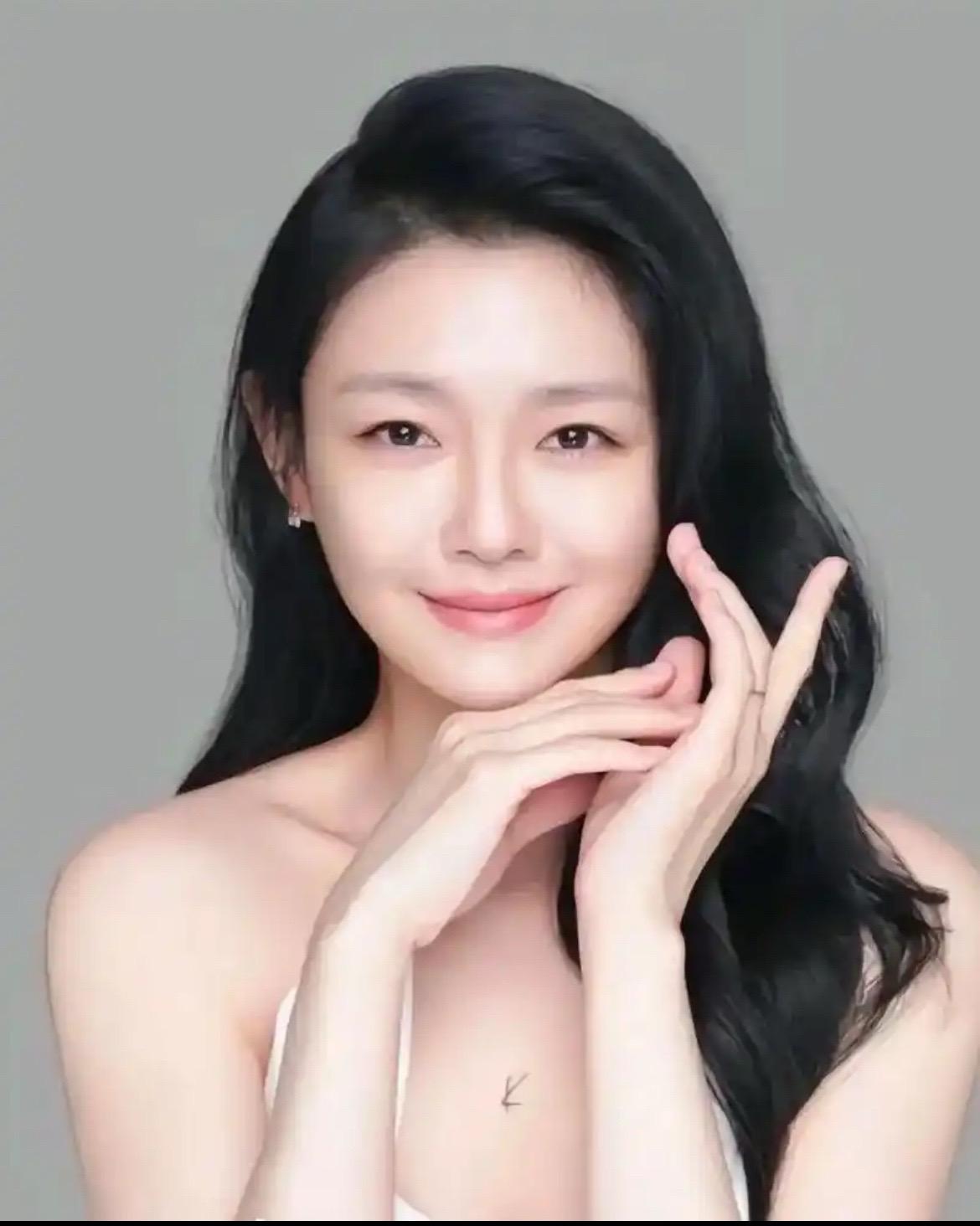 长得这么漂亮也没有几个真正的纯爷们守护她，以前很喜欢看她微博，全是感恩被爱感恩所