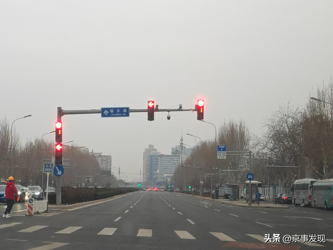 倒计时红绿灯十分人性化！不知从何时起，我留意到北京许多街头的红绿灯都装上了倒计时