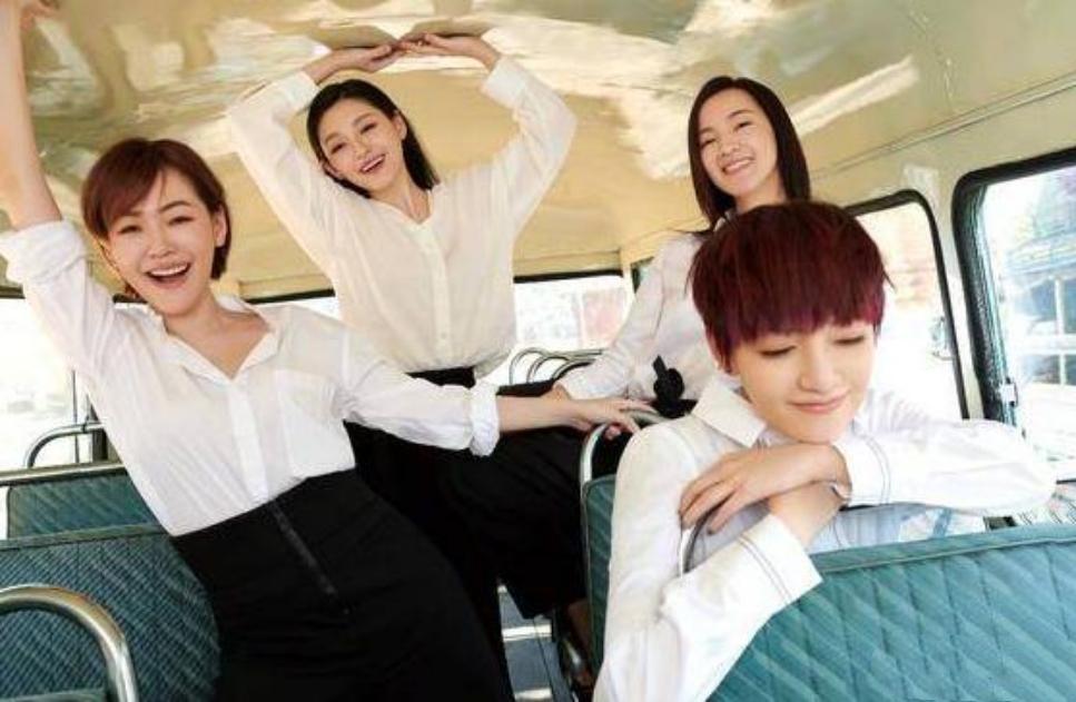 4位白衫女星同框：我一眼就认出了短发利落、刘海齐眉、微阖双目的范晓萱；青春飞扬、