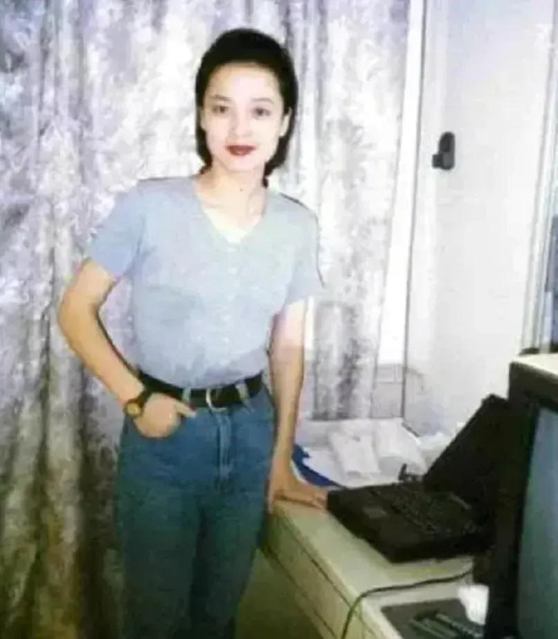 张纪中的两任妻子，要颜值有颜值，要才华有才华，前妻知性文雅，现任古朴贤淑。前妻是