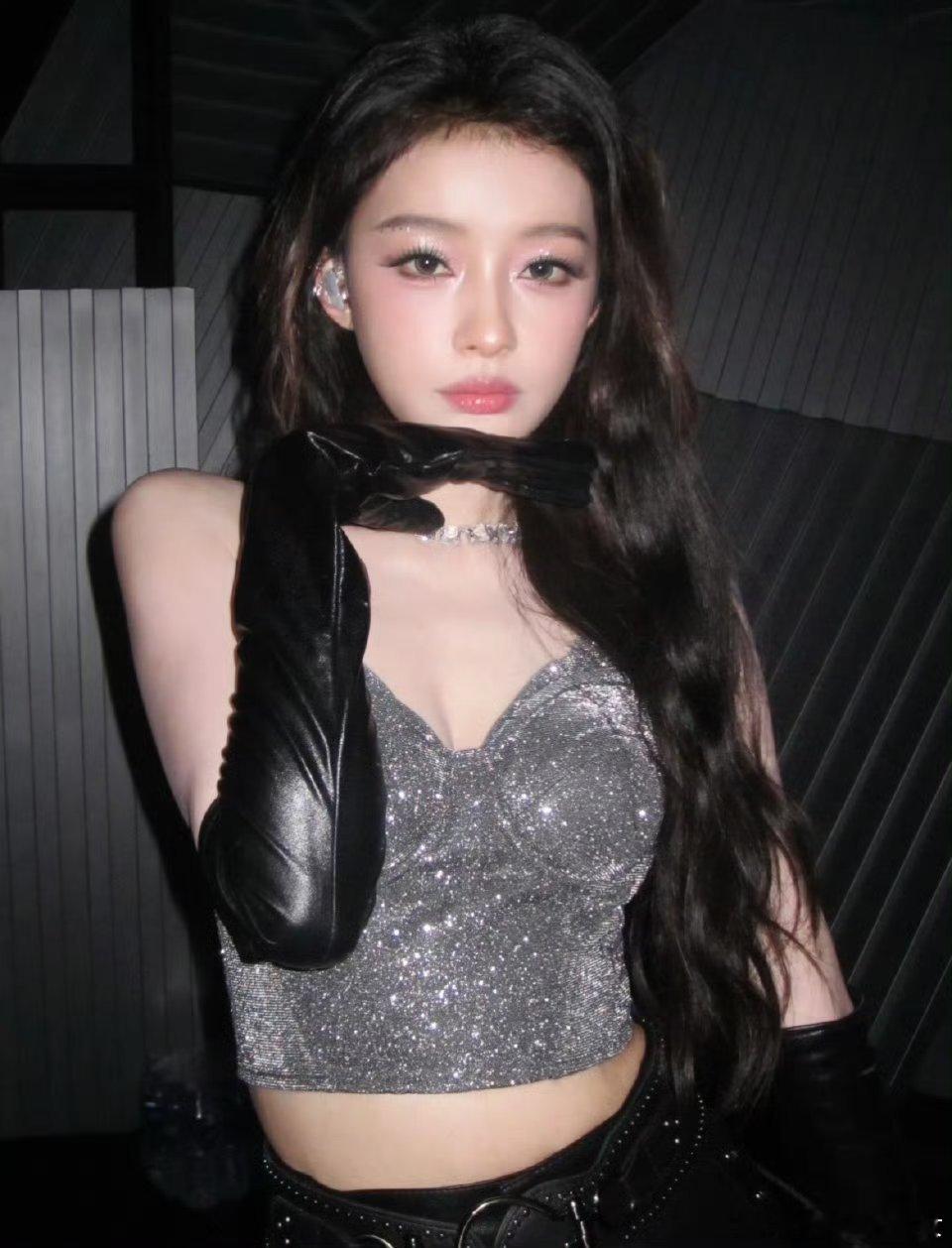 孙怡自带无辜小鹿眼，那种不谙世事的干净感，是幼态脸里的顶级氛围感 