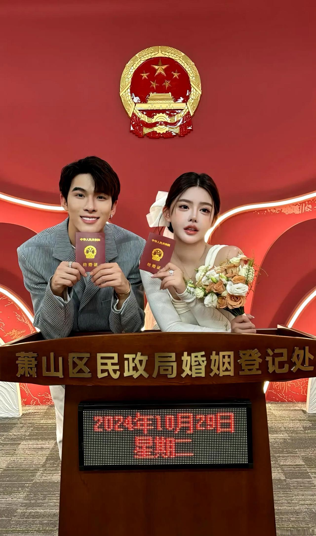 #韩安冉# 网红届的结婚狂魔吧！
四婚三离，出走半生，归来也不过才25岁。
赢了